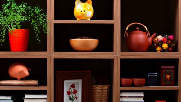 Scaffale con oggetti essenziali e colori neutri